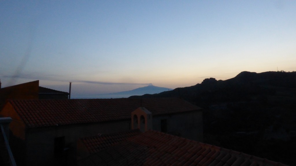 P1070959 Pentidattilo met zicht op de Etna